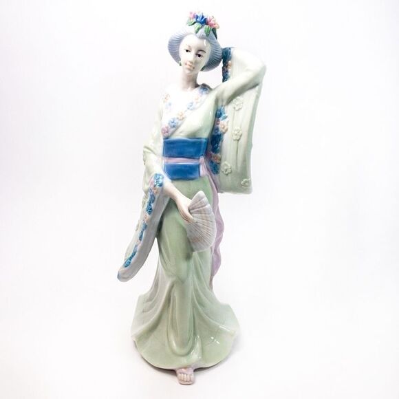 Fine Porcelain Japanese Geisha Statuette in Pastels - Picture 1 of 9